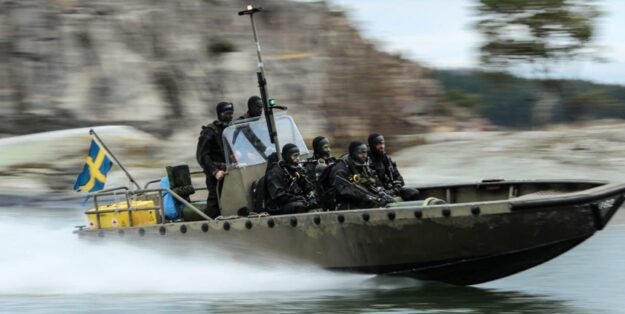 mfo_header Einsatzboot verbringt schwedische Taucher. Bild: FMV
